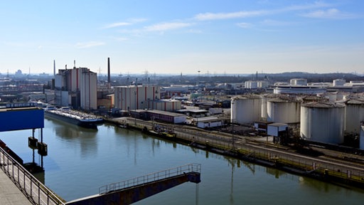 Gelsenkirchener Hafen. Ein Frachtschiff liegt an. Im Hintergrund sind Gebäude zu sehen. 