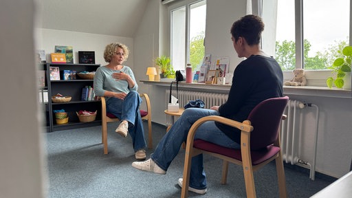 Zwei Frauen während einer Therapiesitzung