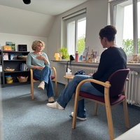 Zwei Frauen während einer Therapiesitzung