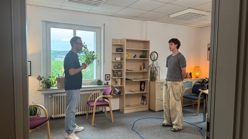 Zwei Männer während einer Therapiesitzung