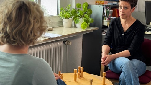 Eine Therapeuting spricht mit ihrer Klientin