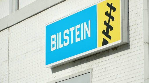Blaues Schild mit der Aufschrift "Bilstein"
