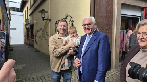 Bundespräsident Steinmeier posiert in Hattingen für ein Foto mit Alex und seinem 13 Monate alten Sohn