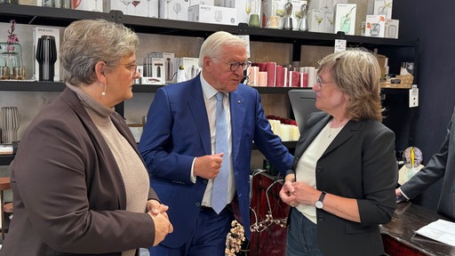 Bundespräsident Steinmeier und Hattingens Bürgermeisterin Melanie Witte-Lonsing sprechen mit einer Geschäftsfrau