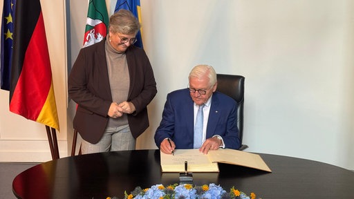 Bundespräsident Frank-Walter Steinmeier trägt sich in das Goldene Buch der Stadt Hattingen ein