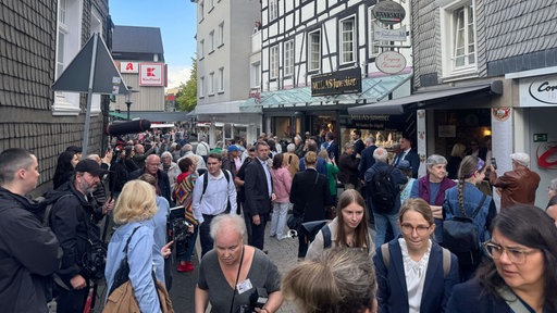Viele Menschen begleiten Bundespräsident Frank-Walter Steinmeier bei seinem Besuch in Hattingen