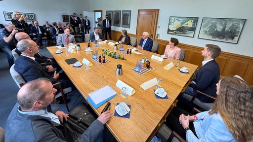 Bundespräsident Steinmeier sitzt mit Politikern aus Hattingen an einem großen Tisch