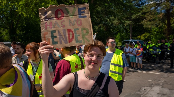 Anne aus Sprockhövel will den ersten CSD im Ennepe-Ruhr-Kreis unterstützen und hält ein Schild "Love has no Gender"