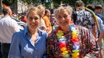 NRW-Ministerin Verena Schäffer und Hattingens Bürgermeisterin Melanie Witte-Lonsing beim CSD in Hattingen