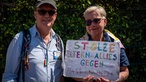Ein Ehepaar lächelt in die Kamera. Auf ihrem Plakat beim CSD in Hattingen steht: Stolze Eltern & Allies gegen Hass und Hetze