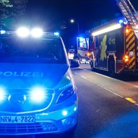 Im Vordergrund steht ein Polizeiwagen und im Hintergrund ein Feuerwehrauto.
