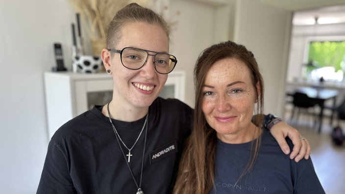 Mia und Tanja Djuric lächeln beide in die Kamera.