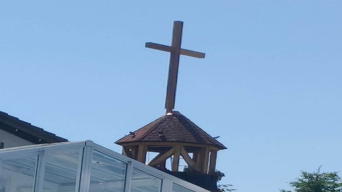 Neues Gipfelkreuz für Ruhrgebiet in Breckerfeld auf einem Restaurantdach