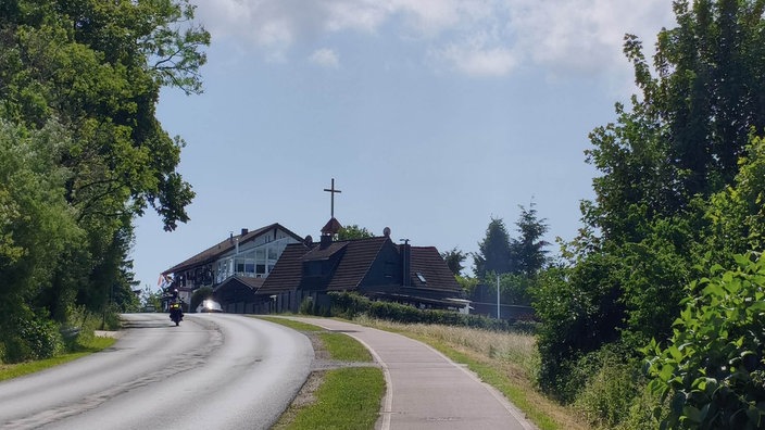 Neues Gipfelkreuz für Ruhrgebiet in Breckerfeld auf einem Restaurantdach
