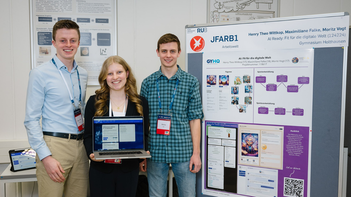 Henry Theo Wittkop, Maximiliane Falke und Moritz Vogt mit einem Laptop in der Hand