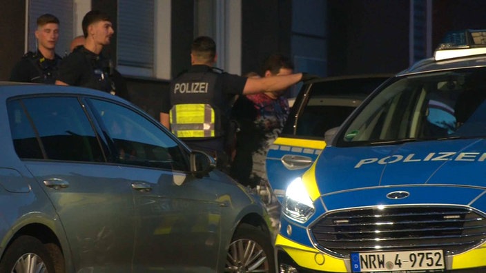 Eine Person wird von der Polizei abgeführt