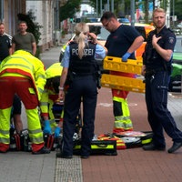 Einsatzkräfte behandeln eine Person, die auf dem Gehweg liegt.