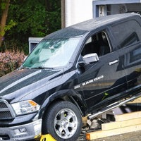 Ein Pick-Up hat eine Hauswand durchbrochen, die Rückseite des Autos hängt nun in der Küche des Hauses