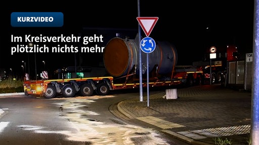 Schwerlasttransporter steckt in Kreisverkehr in Gevelsberg fest