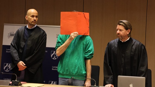 Der Angeklagte mit seinen Verteidigern