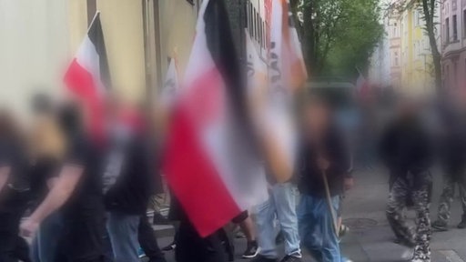 Das Bild zeigt Demonstrierende aus der rechten Szene.