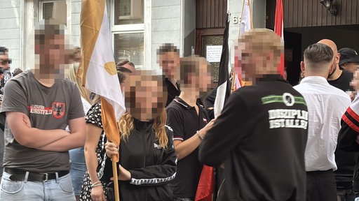Jugendliche auf einer rechtsextremen Demonstration
