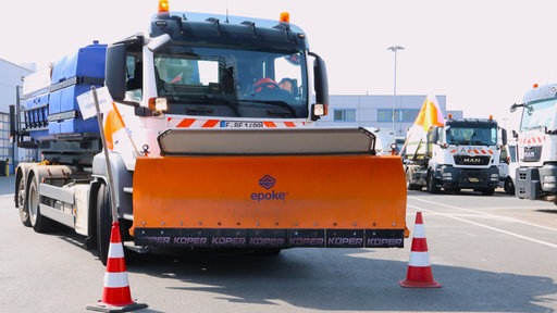 Ein Streu- und Räumfahrzeug der EBE probt für den Winterdienst. 