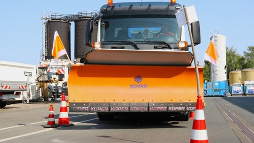 Ein Streu- und Räumfahrzeug der EBE probt für den Winterdienst. 