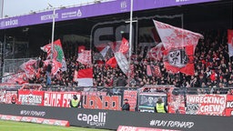 Fußballfans auf der Tribüne