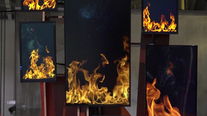 Gelbe Flammen flackern auf Monitoren in der DASA