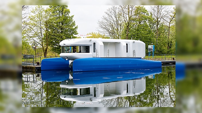 Das Forschungsschiff Nova auf dem Rhein