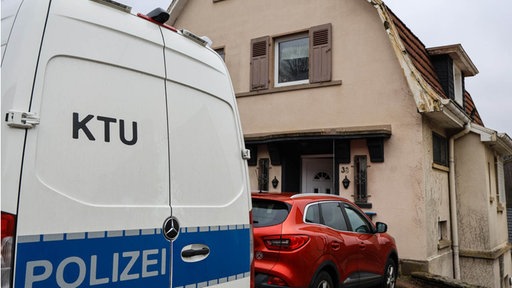Frau in Ennepetal tot aufgefunden: Ein Einfamilienhaus, davor stehen ein rotes Auto und ein weißer Wagen mit der Aufschrift "KTU" und "Polizei"