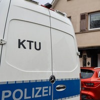 Frau in Ennepetal tot aufgefunden: Ein Einfamilienhaus, davor stehen ein rotes Auto und ein weißer Wagen mit der Aufschrift "KTU" und "Polizei"