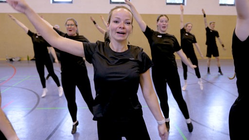 Kristina Schriewer trainiert gemeinsam mit weiteren Tänzerinnen und Tänzern des Tanzcorps der KG Alle Mann an Bord eine Choreografie in einer Sporthalle in Duisburg.
