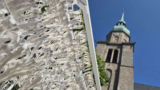Die Dortmunder Reinoldikirche mit dem Mahnmal im Vordergrund