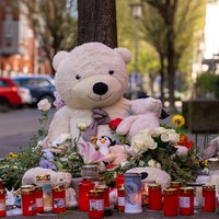 Viele Menschen haben Kuscheltiere, Blumen und Kerzen an den Ort der Tat gesammelt.