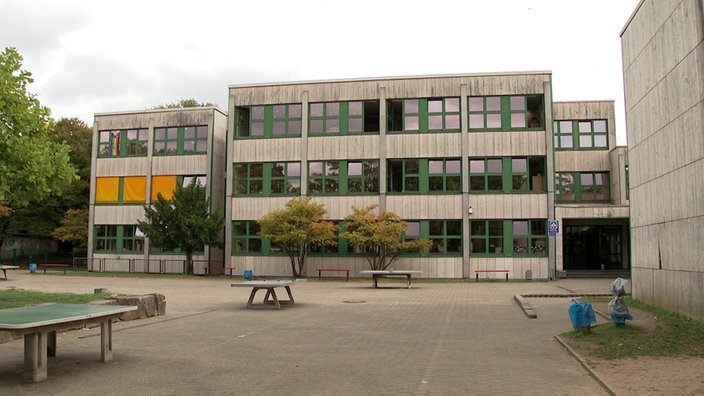 Auf dem Bild ist die Gesamtschule Erle in Gelsenkirchen von außen zu sehen
