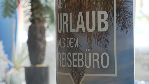 In einem Reisebüro in Gelsenkirchen, das Kunden betrogen haben soll, steht ein Schild mit der Aufschrift "Mein Urlaub aus dem Reisebüro"