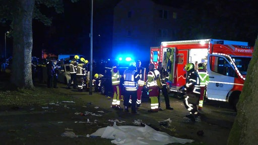Mehrere Einsatzkräfte der Feuerwehr und Polizei befinden sich am Tatort. 