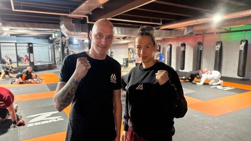 Daniel Cyris und Mandy Böhm posieren in Boxhaltung in einem Kampfsportstudio