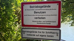Ein Schild am Rhein-Herne-Kanal in Gelsenkirchen verbietet das Benutzen des Kanals
