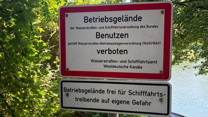 Ein Schild am Rhein-Herne-Kanal in Gelsenkirchen verbietet das Benutzen des Kanals