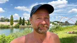Ein Zeuge des Badeunfalls steht am Rhein-Herne-Kanal in Gelsenkirchen
