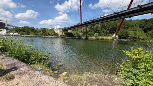 Der Rhein-Herne-Kanal und die darüber verlaufende Brücke im Nordsternpark in Gelsenkirchen