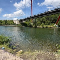 Der Rhein-Herne-Kanal und die darüber verlaufende Brücke im Nordsternpark in Gelsenkirchen