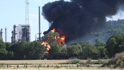 Flammen und schwarzer Rauch steigen auf über der Raffinerie in Gelsenkirchen