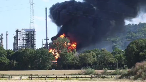 Flammen und schwarzer Rauch steigen auf über der Raffinerie in Gelsenkirchen