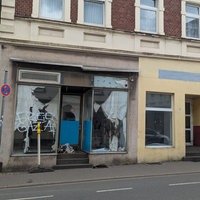 Leerstehende Ladenlokale auf der Ückendorfer Straße, die Fensterscheiben sind beschmiert