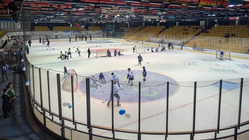 Mehrere Kinder spielen in der Eishalle in Gelsenkirchen Eishockey