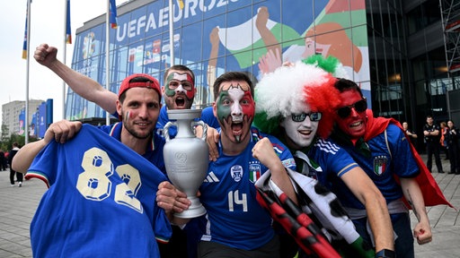 Italien-Fans beim Spiel Italien gegen Spanien in der Schalke Arena